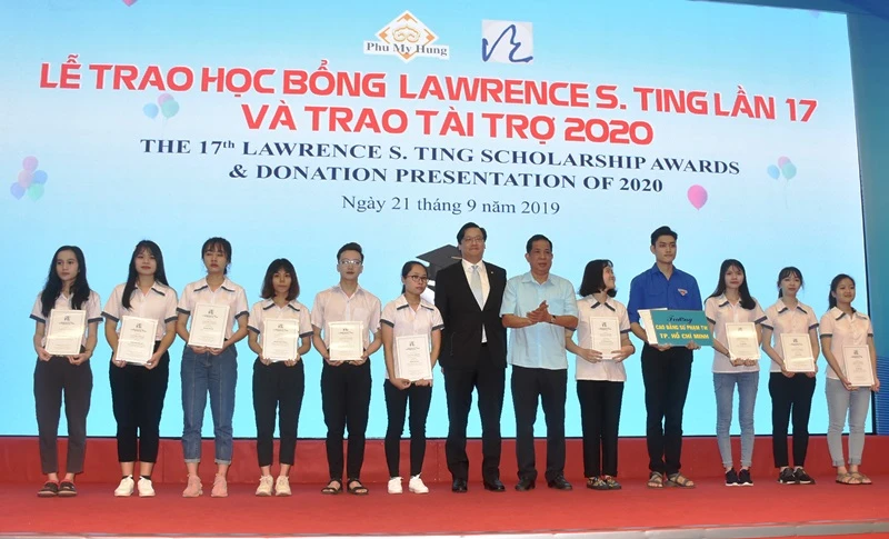 Ông Arthur Ting (Chủ tịch Hội đồng quản trị Tập đoàn CT&D) và ông Đăng Thuần Phong (Phó Chủ nhiệm Ủy ban Về các vấn đề xã hội của Quốc hội) trao học bổng cho SV Trường CĐ Sư phạm Trung ương 2