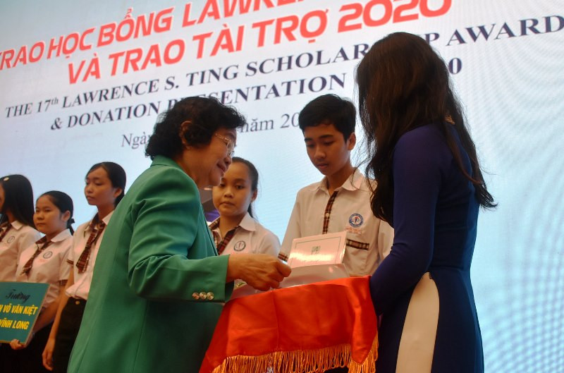 Bà Trương Mỹ Hoa - nguyên Phó Chủ tịch nước, trao học bổng cho HS Trường THPT Võ Văn Kiệt (TPHCM)