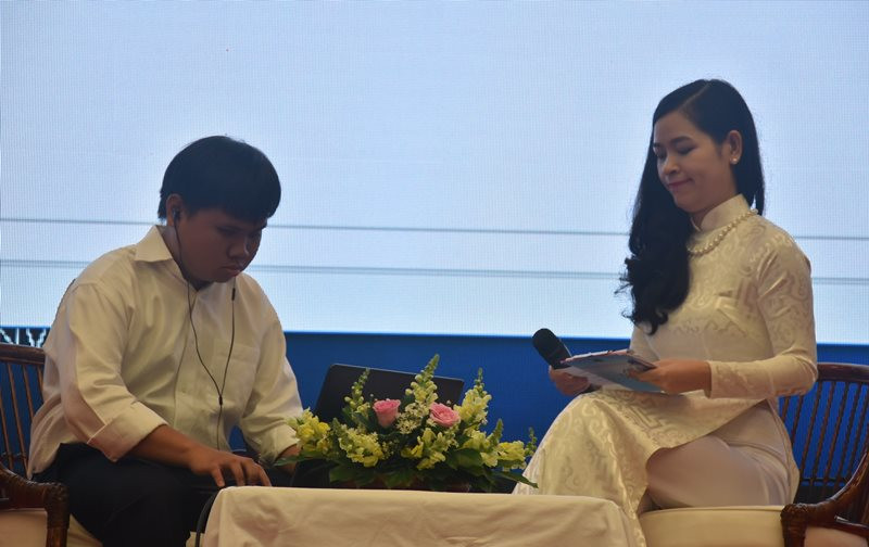 Câu chuyện về nghị lực và ý chí vươn lên của SV khiếm thị Nguyễn Thành An (trái, SV Trường ĐH Sư phạm TPHCM) chia sẻ tại khán phòng đã khiến nhiều người xúc động. An chia sẻ rất hạnh phúc khi hay tin được nhận học bổng lần này. Vì gia đình An rất khó khăn.