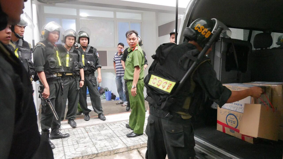 Công an thu thập một số tài liệu liên quan để điều tra. Ảnh CTV Công an thu thập một số tài liệu liên quan để điều tra. Ảnh CTV