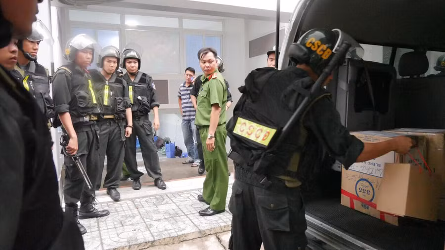 Công an thu thập một số tài liệu liên quan để điều tra. Ảnh CTV