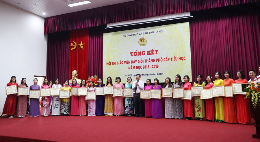 PGĐ Sở GD&ĐT Hà Nội Phạm Xuân Tiến trao Giấy khen cho các giáo viên đoạt giải Nhì PGĐ Sở GD&ĐT Hà Nội Phạm Xuân Tiến trao Giấy khen cho các giáo viên đoạt giải Nhì