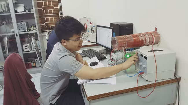 Đội tuyển Olympic Vật lí đang làm các bài thực hành với sự hướng dẫn của các giảng viên Khoa Vật lý ĐHKHTN