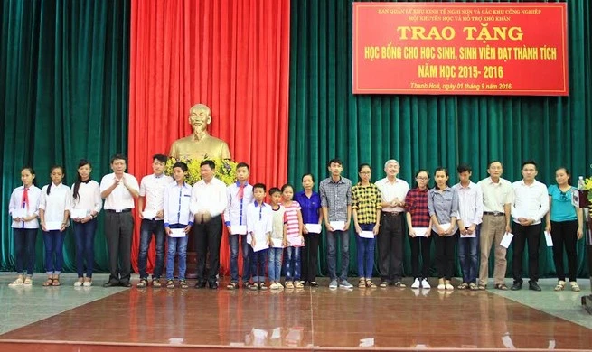 Trao học bổng cho các học sinh, sinh viên có thành tích xuất sắc trong năm học 2015-2016.