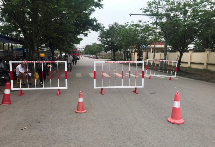 Lực lượng chức năng lập hàng rào cấm tuyến đường trước cổng TAND tỉnh Quảng Ninh.