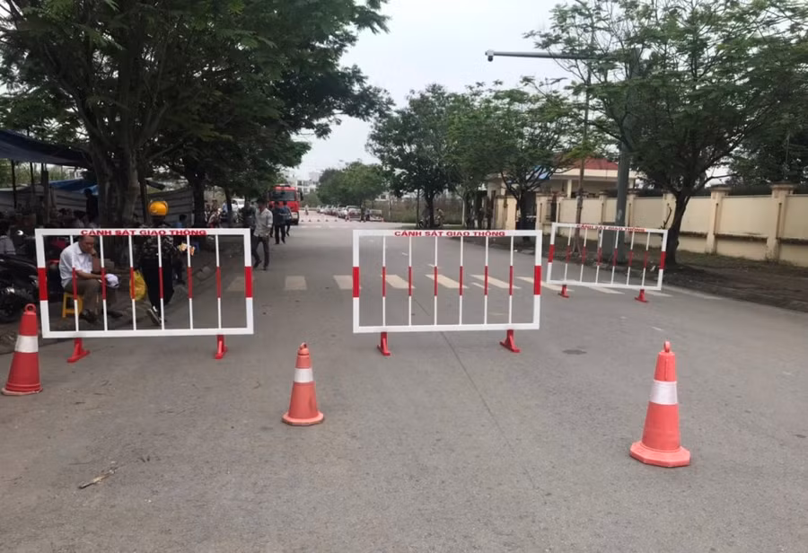 Lực lượng chức năng lập hàng rào cấm tuyến đường trước cổng TAND tỉnh Quảng Ninh.