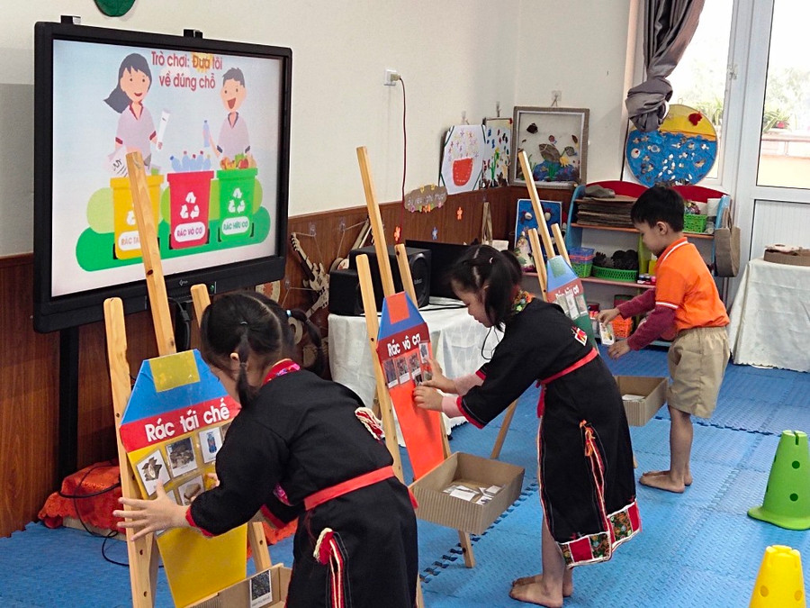 Các em học sinh được chơi trò chơi phân loại rác thải.