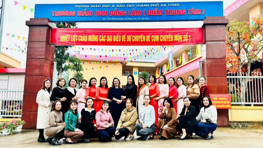 Các cô giáo chụp ảnh kỷ niệm tại Trường Mầm non Đồng Lâm.