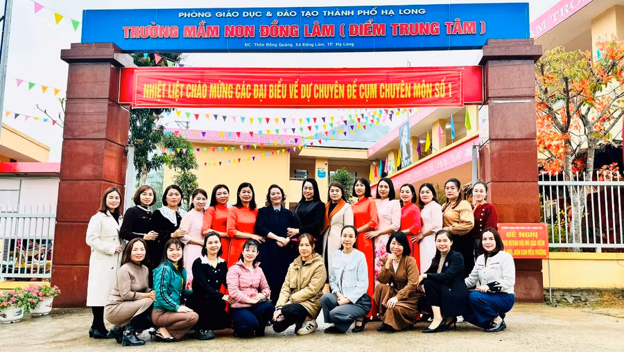 Các cô giáo chụp ảnh kỷ niệm tại Trường Mầm non Đồng Lâm. Các cô giáo chụp ảnh kỷ niệm tại Trường Mầm non Đồng Lâm.