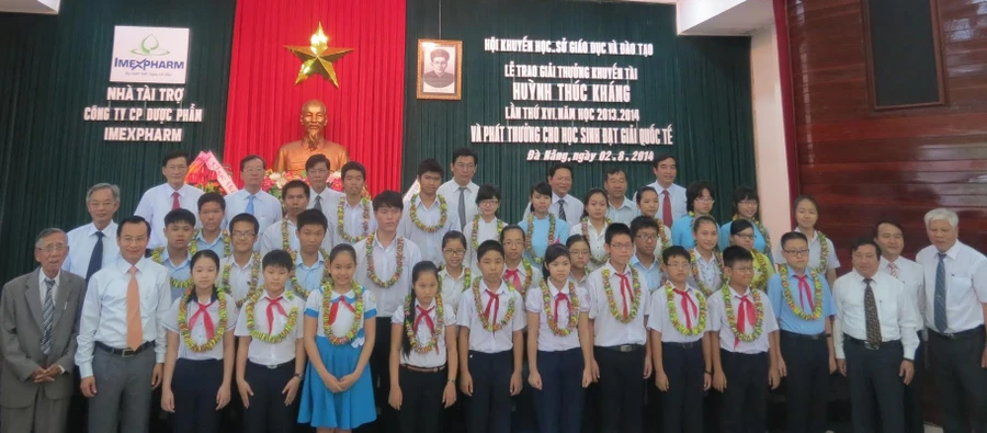 Trao giấy chứng nhận và phần thưởng cho học sinh đạt giải.