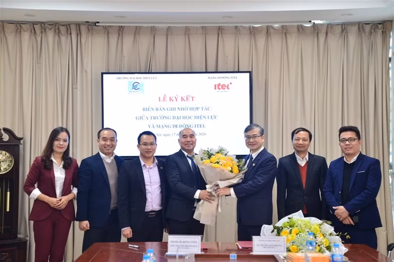 Lễ ký kết biên bản ghi nhớ hợp tác giữa trường Đại học Điện lực và mạng di động ITEL.