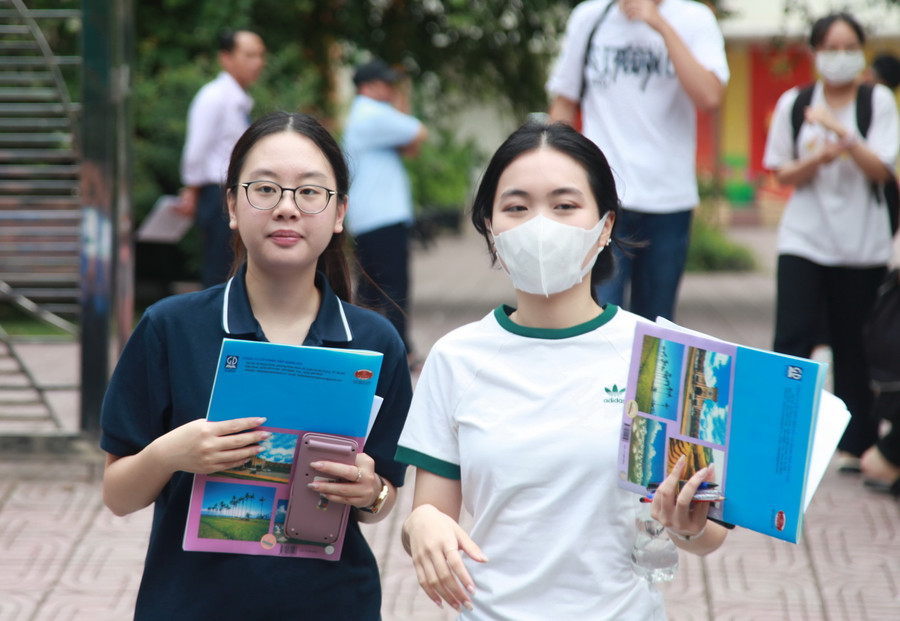 Thí sinh hoàn thành bài thi tổ hợp sáng 28/6. Thí sinh hoàn thành bài thi tổ hợp sáng 28/6.