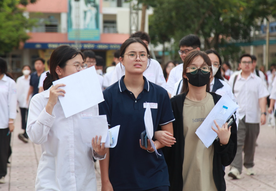 Một thí sinh đến từ Trường THPT Hoàng Văn Thụ chia sẻ: Kết quả làm bài môn Toán chưa đạt được kỳ vọng của em do có khoanh bừa một số câu, một số dạng bài em đã gặp rồi nhưng không nhớ. Em sẽ cố gắng hết sức trong buổi thi còn lại. Một thí sinh đến từ Trường THPT Hoàng Văn Thụ chia sẻ: Kết quả làm bài môn Toán chưa đạt được kỳ vọng của em do có khoanh bừa một số câu, một số dạng bài em đã gặp rồi nhưng không nhớ. Em sẽ cố gắng hết sức trong buổi thi còn lại.