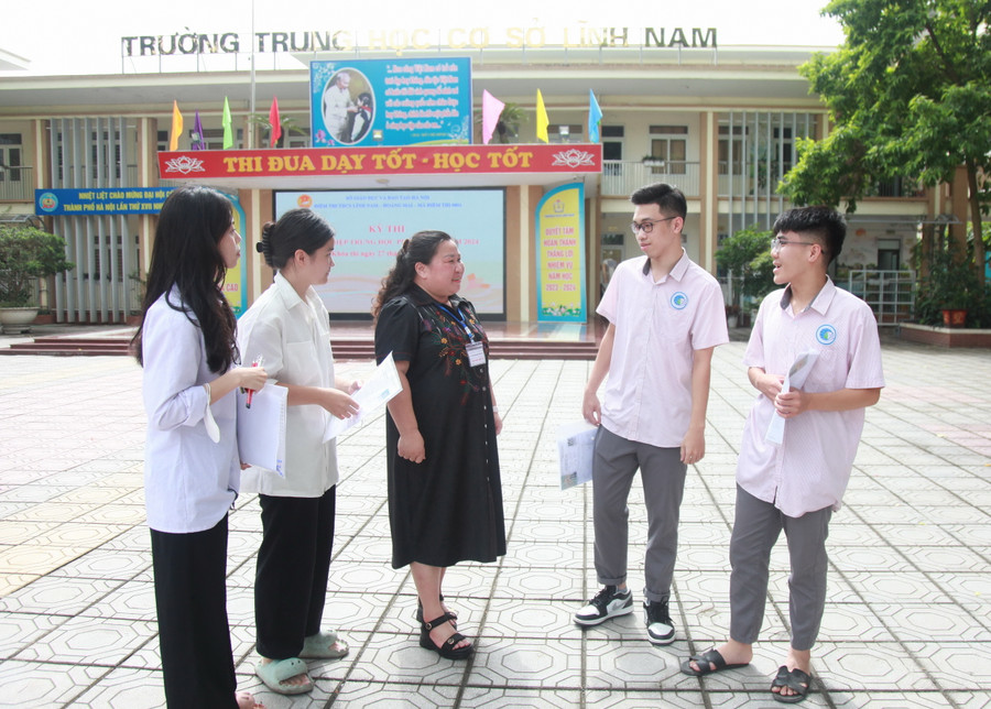 Cô Trần Lệ Khanh động viên các thí sinh dự thi. Cô Trần Lệ Khanh động viên các thí sinh dự thi.