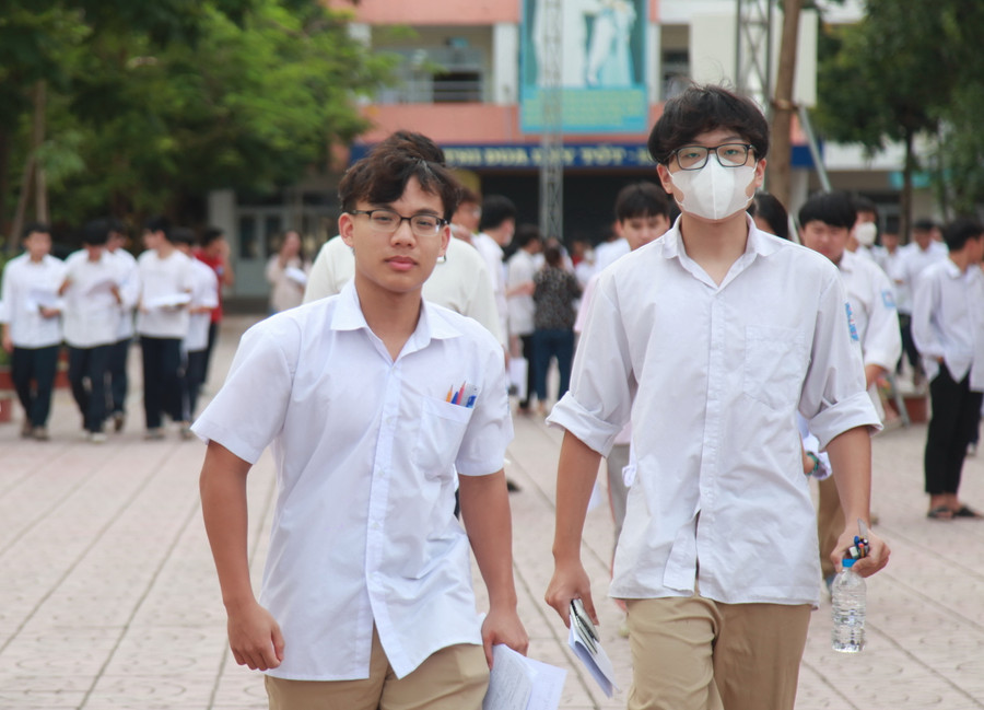 Thí sinh Nguyễn Đức Thắng ở điểm thi Trường THCS Đại Kim chia sẻ: Hôm nay em đã cố gắng hết khả năng của mình nên kết quả ra sao em vẫn vui. Đề toán cơ bản thuộc các dạng thầy cô cho ôn, nhưng cũng có nhiều câu đánh đố, gây khó cho thí sinh. Thí sinh Nguyễn Đức Thắng ở điểm thi Trường THCS Đại Kim chia sẻ: Hôm nay em đã cố gắng hết khả năng của mình nên kết quả ra sao em vẫn vui. Đề toán cơ bản thuộc các dạng thầy cô cho ôn, nhưng cũng có nhiều câu đánh đố, gây khó cho thí sinh.