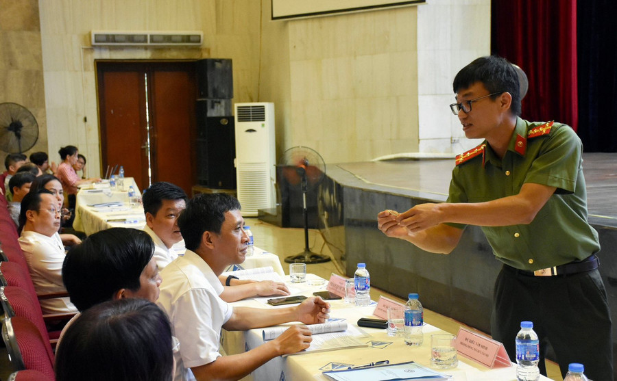 Công an Hà Nội hướng dẫn cách phát hiện các thiết bị thông minh có thể sử dụng cho mục đích gian lận thi. Công an Hà Nội hướng dẫn cách phát hiện các thiết bị thông minh có thể sử dụng cho mục đích gian lận thi.