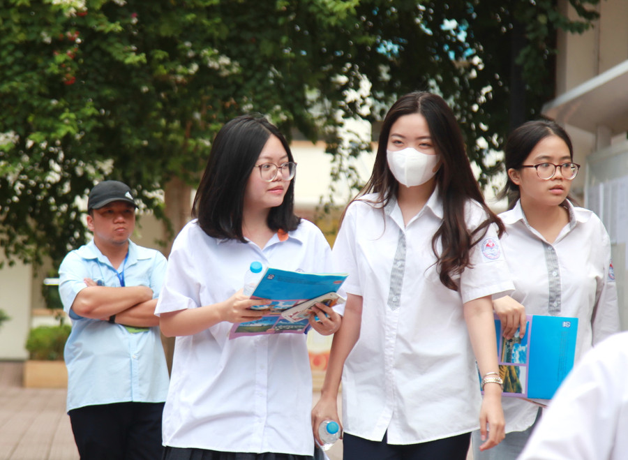 Thí sinh tại điểm thi Trường THCS Lê Ngọc Hân. Thí sinh tại điểm thi Trường THCS Lê Ngọc Hân.