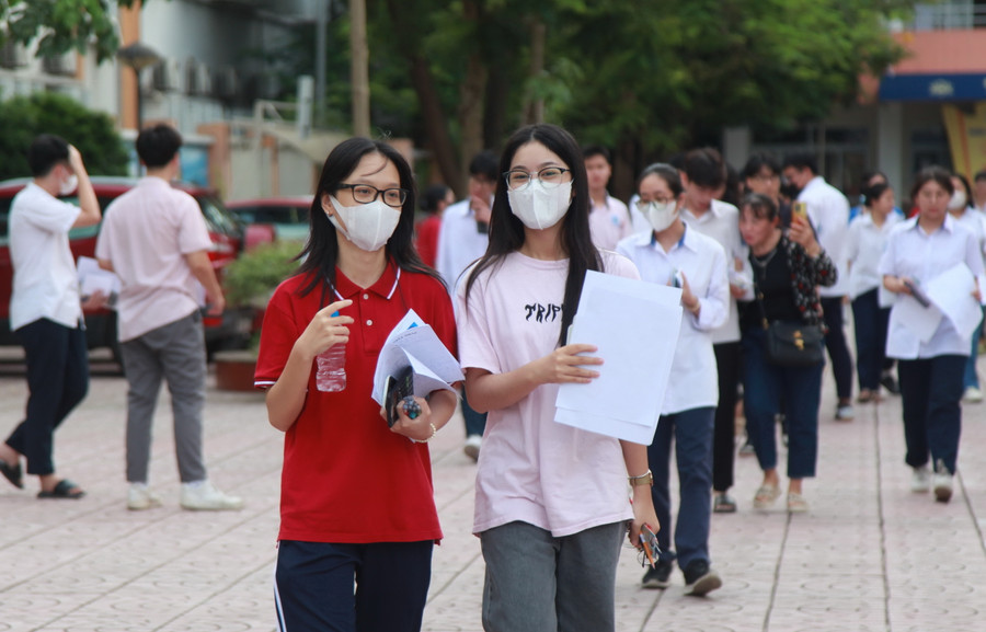 Kết thúc ngày thi đầu tiên, thí sinh đã đi được nửa chặng đường của kỳ thi tốt nghiệp THPT năm 2024. Kết thúc ngày thi đầu tiên, thí sinh đã đi được nửa chặng đường của kỳ thi tốt nghiệp THPT năm 2024.