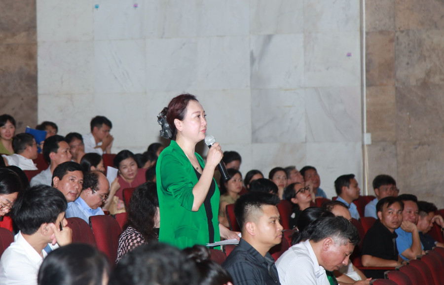 Bà Phạm Thị Lệ Hằng - Trưởng phòng GD&ĐT quận Hà Đông nêu ý kiến tại hội nghị. Bà Phạm Thị Lệ Hằng - Trưởng phòng GD&ĐT quận Hà Đông nêu ý kiến tại hội nghị.