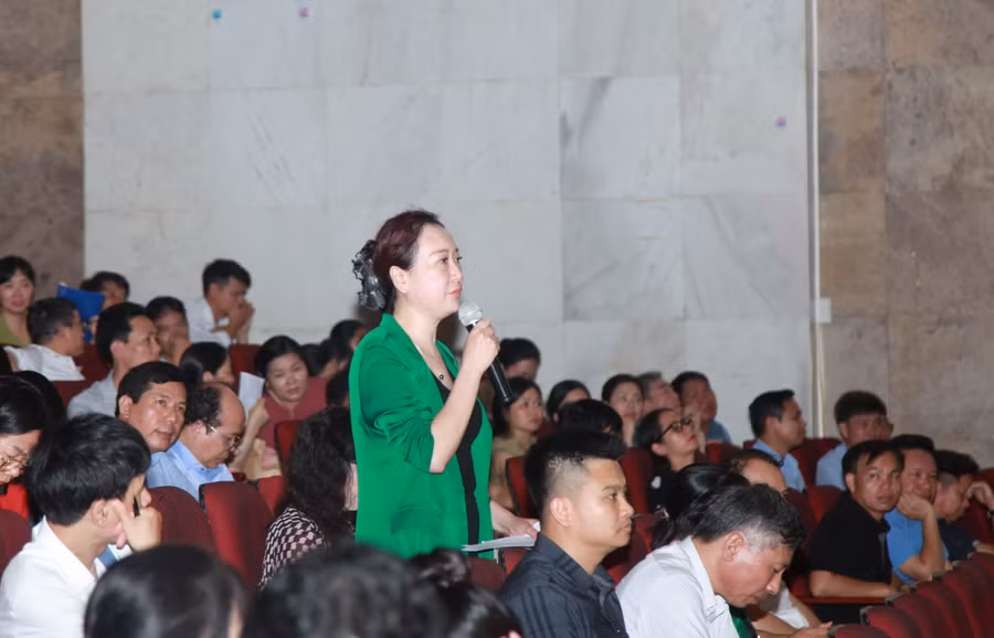 Bà Phạm Thị Lệ Hằng - Trưởng phòng GD&amp;ĐT quận Hà Đông nêu ý kiến tại hội nghị.