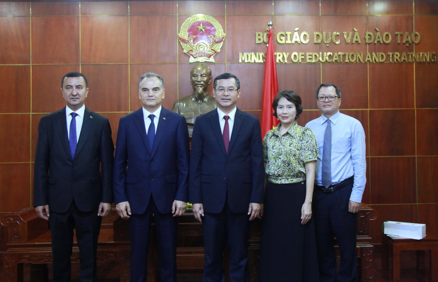 Các đại biểu chụp ảnh lưu niệm. Các đại biểu chụp ảnh lưu niệm.