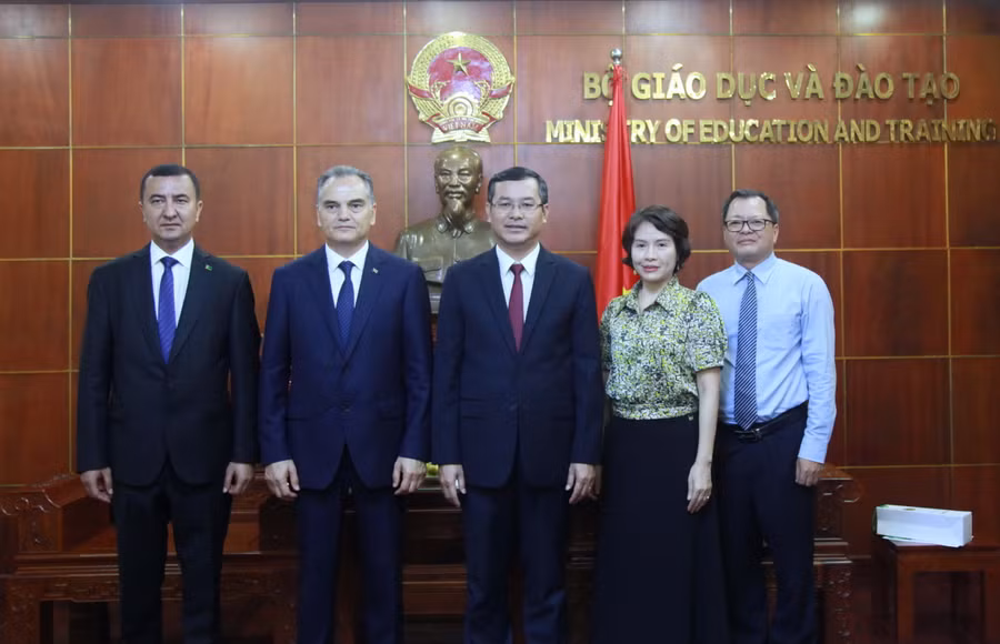 Các đại biểu chụp ảnh lưu niệm.