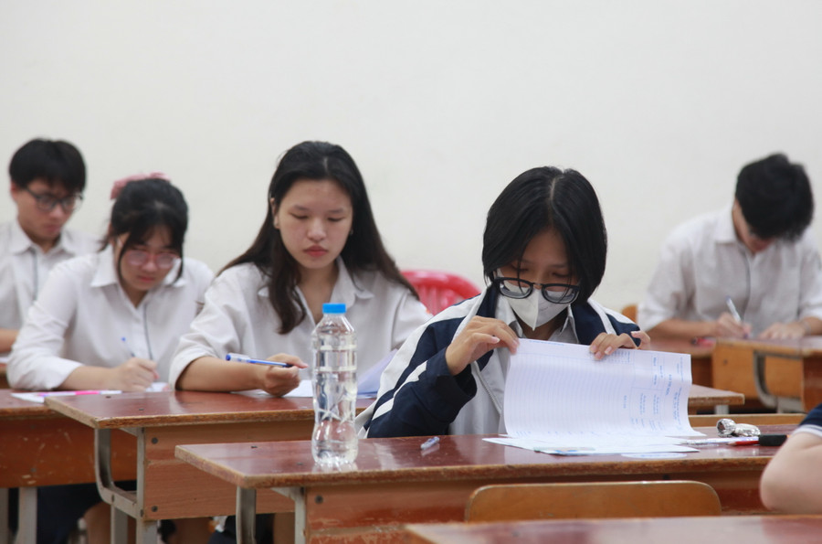 Thí sinh trước giờ làm bài thi. Thí sinh trước giờ làm bài thi.