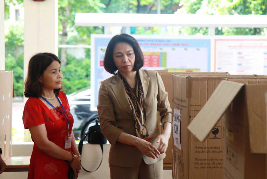 Phó Chủ tịch UBND TP Hà Nội kiểm tra khu vực bảo quản đồ dùng của thí sinh. Phó Chủ tịch UBND TP Hà Nội kiểm tra khu vực bảo quản đồ dùng của thí sinh.