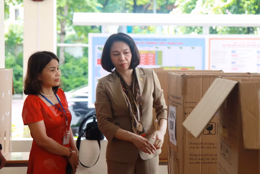 Phó Chủ tịch UBND TP Hà Nội kiểm tra khu vực bảo quản đồ dùng của thí sinh.
