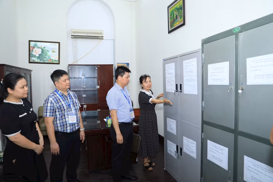 Đoàn công tác của Sở GD&ĐT Hà Nội kiểm tra tại điểm thi Trường THPT Trần Phú - Hoàn Kiếm. Ảnh: Quang Thái.