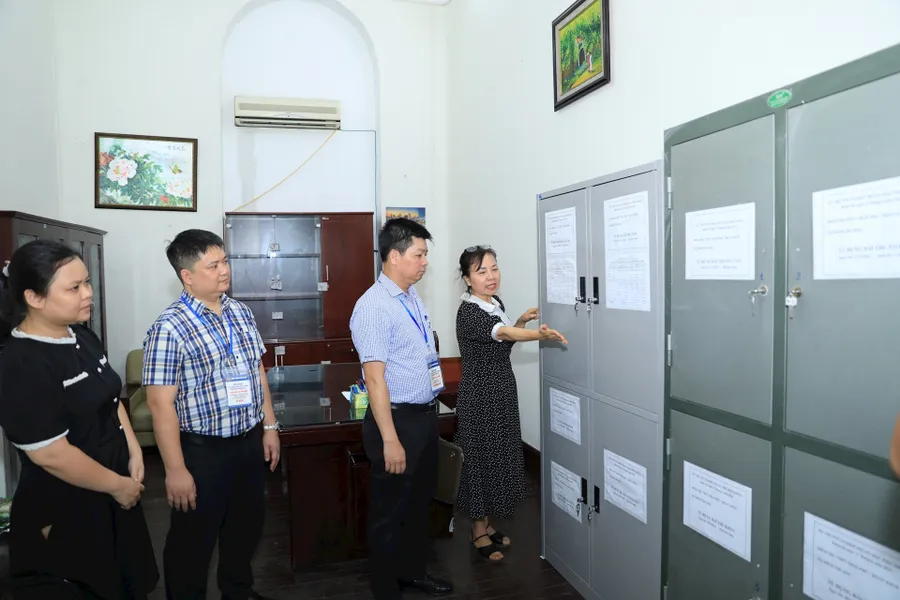 Đoàn công tác của Sở GD&ĐT Hà Nội kiểm tra tại điểm thi Trường THPT Trần Phú - Hoàn Kiếm. Ảnh: Quang Thái.