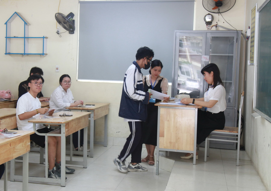 Cán bộ coi thi kiểm tra thông tin của thí sinh dự thi. Cán bộ coi thi kiểm tra thông tin của thí sinh dự thi.