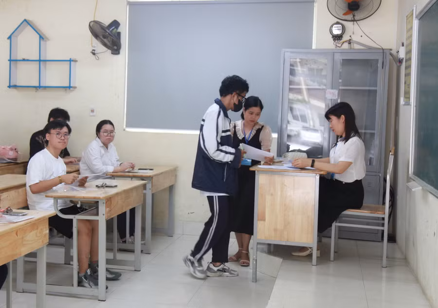 Cán bộ coi thi kiểm tra thông tin của thí sinh dự thi.