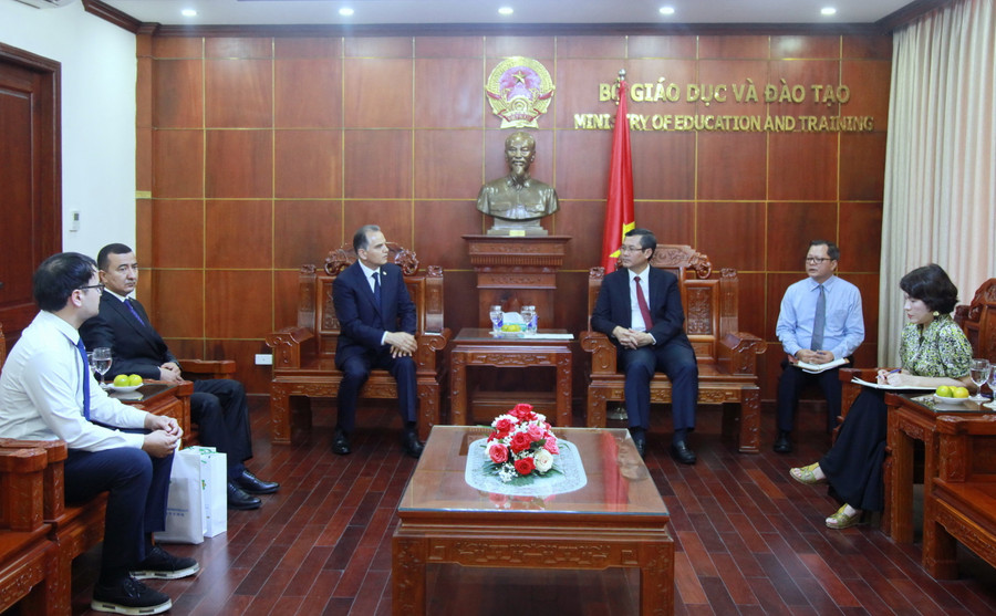 Quang cảnh buổi tiếp. Quang cảnh buổi tiếp.