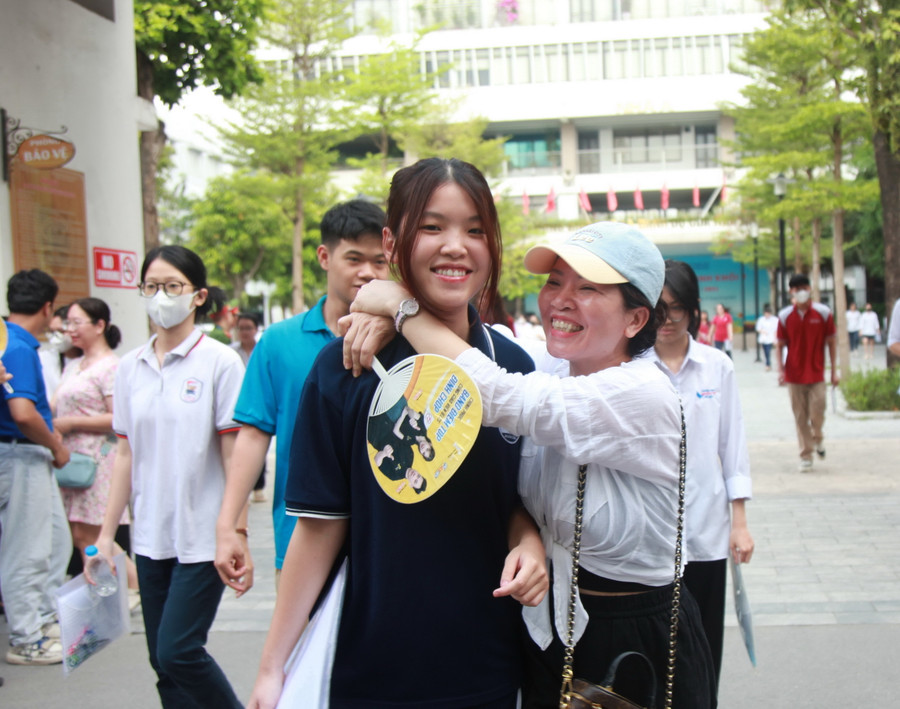 Chia sẻ niềm vui cùng mẹ.