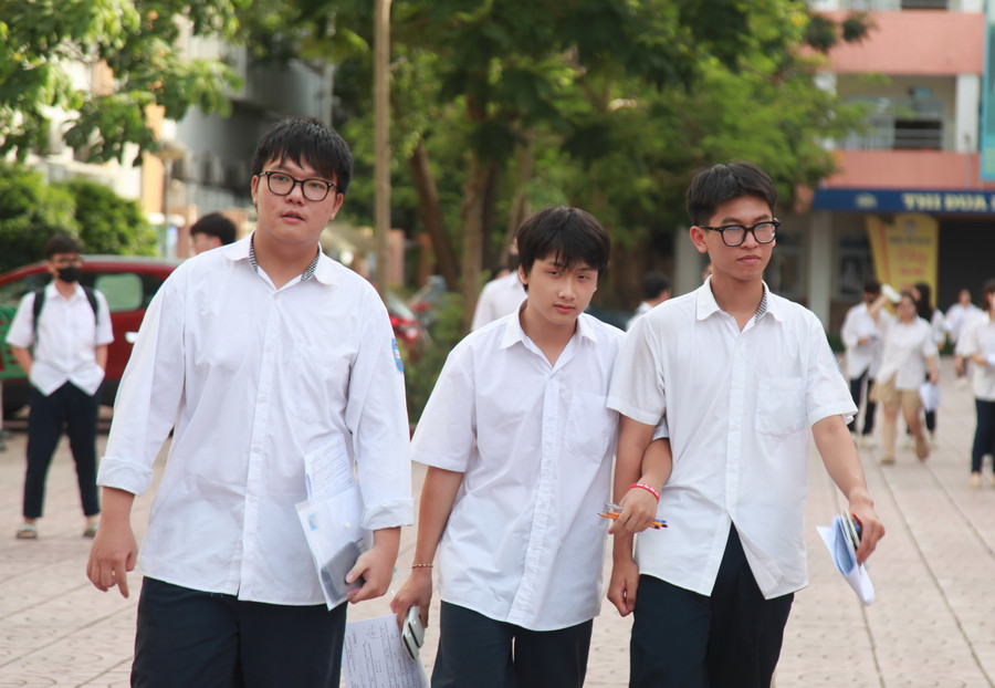 Nhiều thí sinh đánh giá đề năm nay có nhiều câu hỏi “lạ”, mang tính phân hóa cao. Nhiều thí sinh đánh giá đề năm nay có nhiều câu hỏi “lạ”, mang tính phân hóa cao.