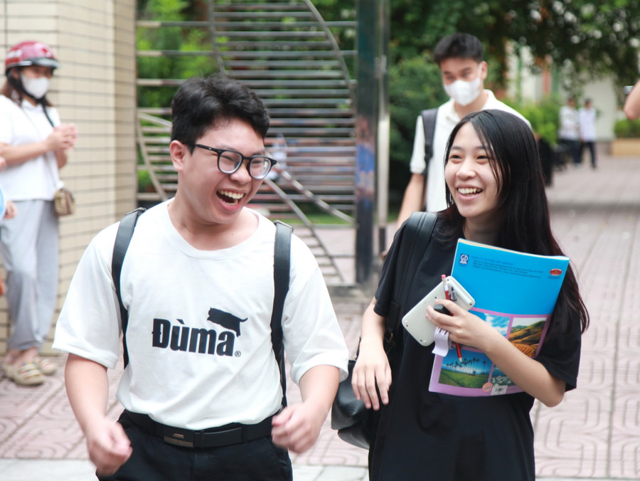 Thí sinh vui mừng khi hoàn thành tốt bài thi. Thí sinh vui mừng khi hoàn thành tốt bài thi.