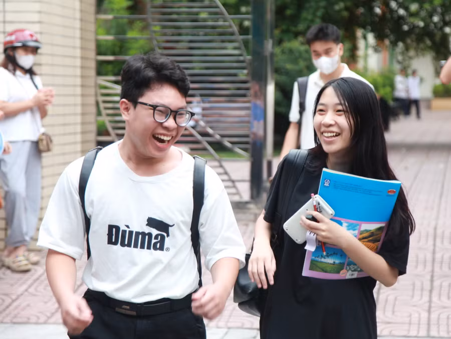 Thí sinh vui mừng khi hoàn thành tốt bài thi.