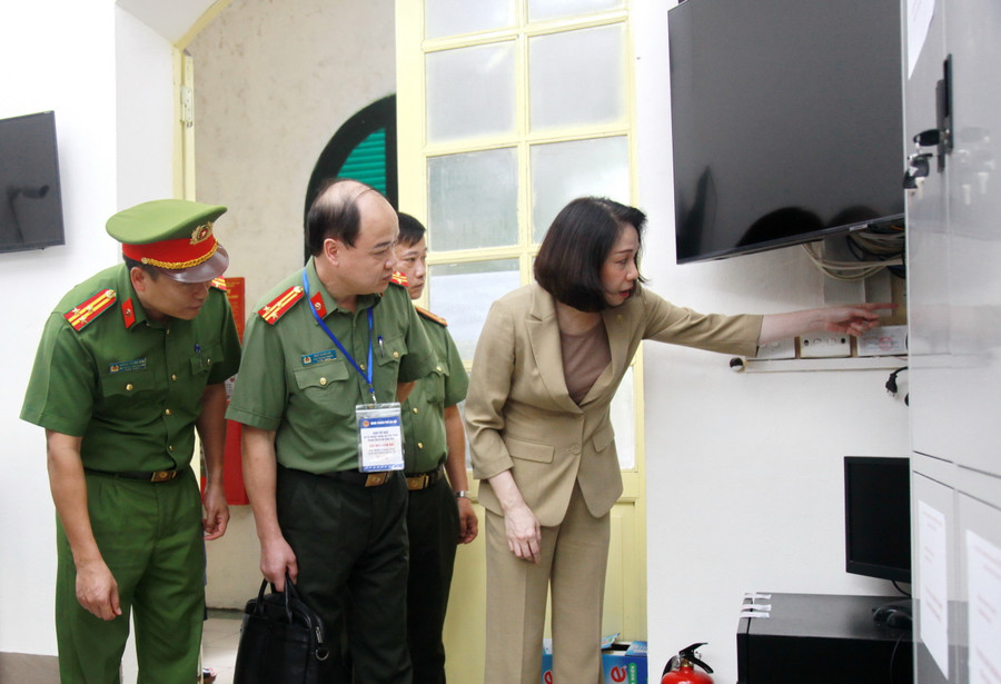 Phó Chủ tịch UBND thành phố Hà Nội Vũ Thu Hà yêu cầu các điểm thi đặc biệt quan tâm đến công tác an ninh, an toàn. Phó Chủ tịch UBND thành phố Hà Nội Vũ Thu Hà yêu cầu các điểm thi đặc biệt quan tâm đến công tác an ninh, an toàn.