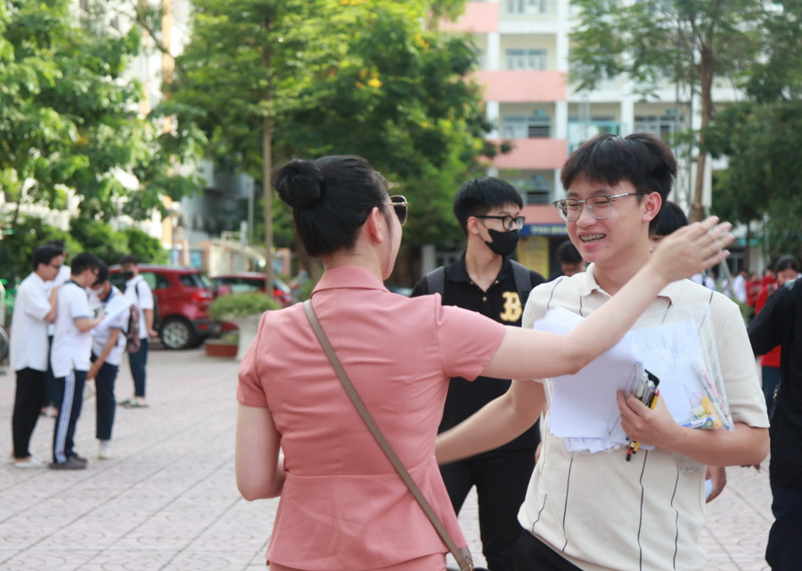 Chia sẻ niềm vui làm được bài với mẹ. Chia sẻ niềm vui làm được bài với mẹ.