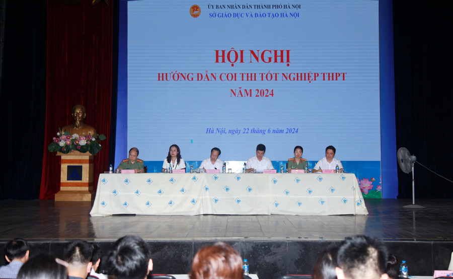 Lãnh đạo Sở GD&ĐT Hà Nội và đại diện Công an thành phố Hà Nội chủ trì hội nghị. Lãnh đạo Sở GD&ĐT Hà Nội và đại diện Công an thành phố Hà Nội chủ trì hội nghị.