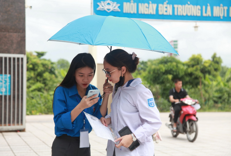 Lực lượng tình nguyện túc trực hỗ trợ thí sinh. Lực lượng tình nguyện túc trực hỗ trợ thí sinh.