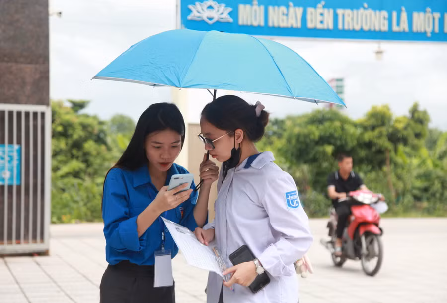 Lực lượng tình nguyện túc trực hỗ trợ thí sinh.