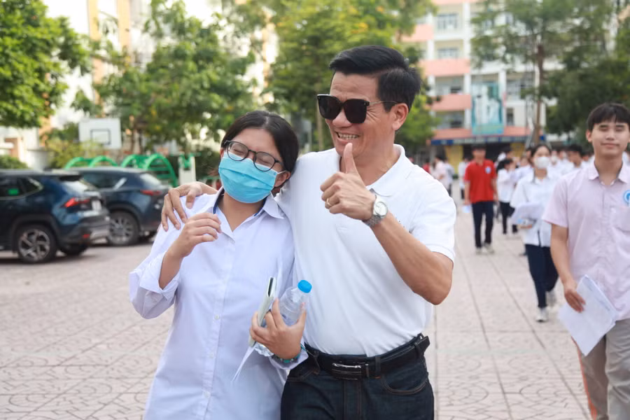 Bố động viên, chúc mừng con gái sau khi kết thúc buổi thi.