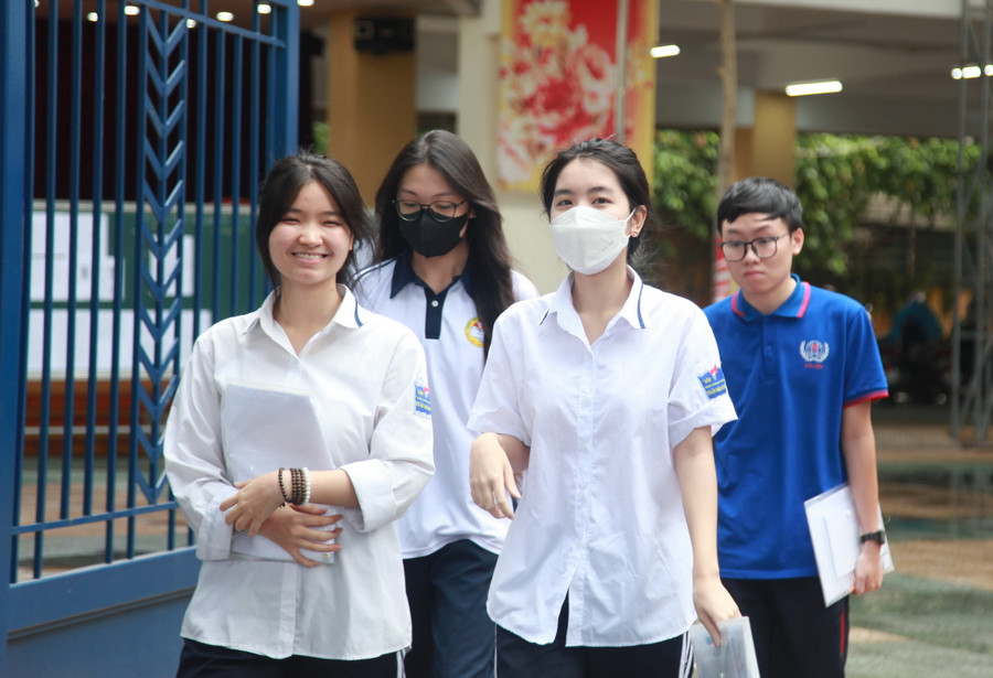 Thí sinh hoàn thành bài thi môn Ngữ văn sáng 27/6. Thí sinh hoàn thành bài thi môn Ngữ văn sáng 27/6.