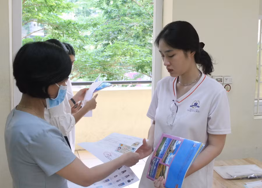 Cán bộ coi thi gọi thí sinh vào phòng thi.