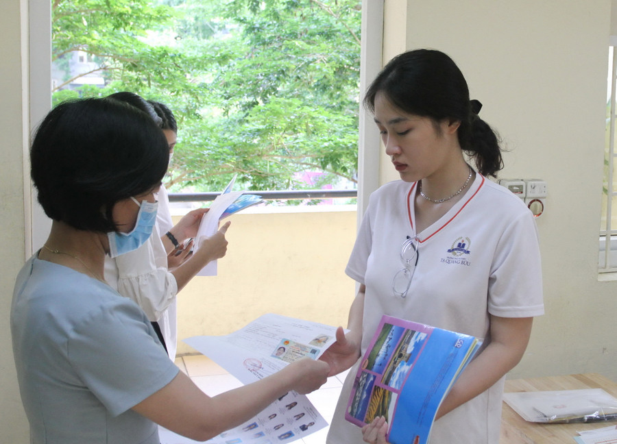 Cán bộ coi thi gọi thí sinh vào phòng thi. Cán bộ coi thi gọi thí sinh vào phòng thi.