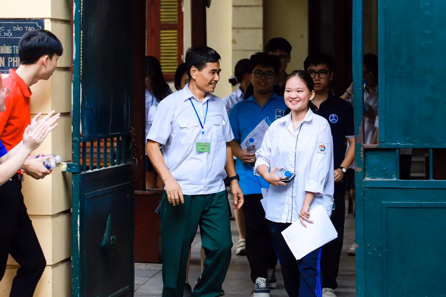 Niềm vui còn được chia sẻ với bác bảo vệ và lực lượng tình nguyện hỗ trợ thi.