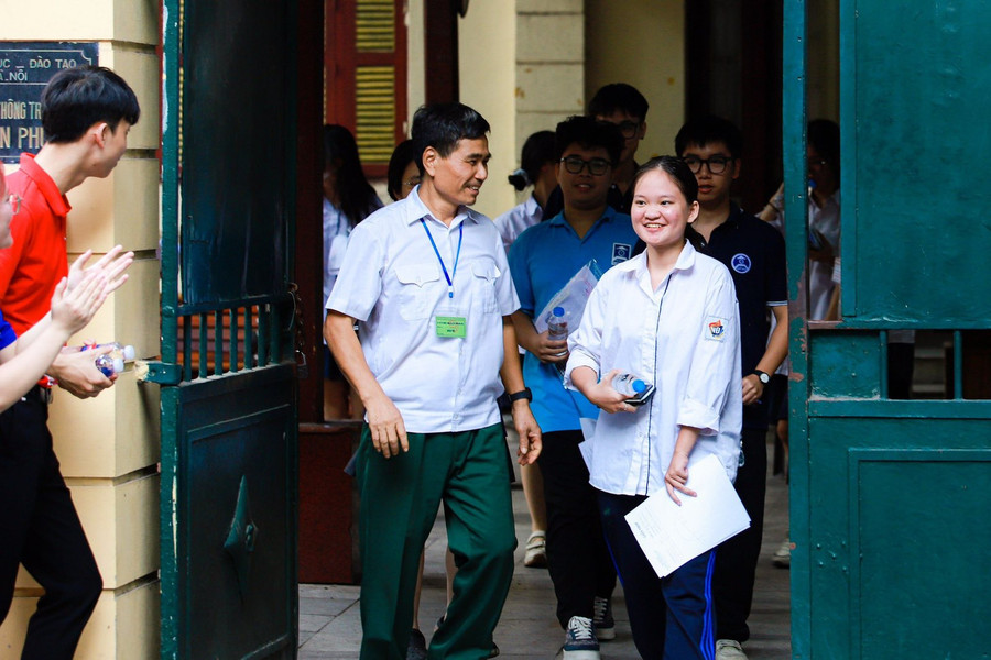 Niềm vui còn được chia sẻ với bác bảo vệ và lực lượng tình nguyện hỗ trợ thi. Niềm vui còn được chia sẻ với bác bảo vệ và lực lượng tình nguyện hỗ trợ thi.