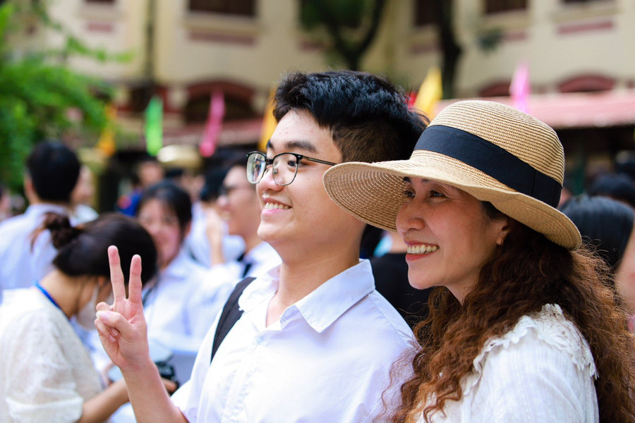 Nhìn chung, đề thi toán năm nay có tính phân hóa cao. Dự kiến phổ điểm sẽ dao động ở mức 7 điểm, số lượng điểm 10 không nhiều. Nhìn chung, đề thi toán năm nay có tính phân hóa cao. Dự kiến phổ điểm sẽ dao động ở mức 7 điểm, số lượng điểm 10 không nhiều.